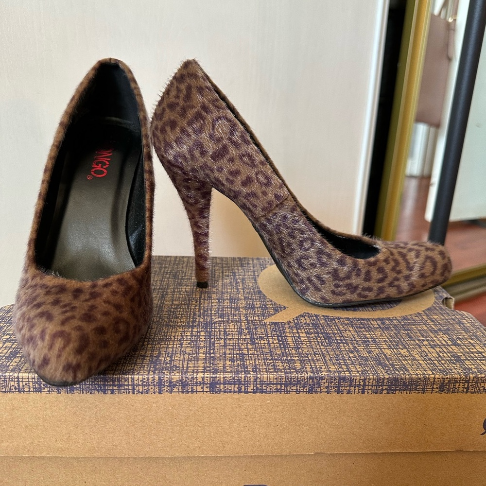 Cheetah faux fur print heels